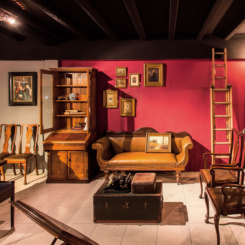 ANTIQUE & VINTAGE  SHOWCASE 
