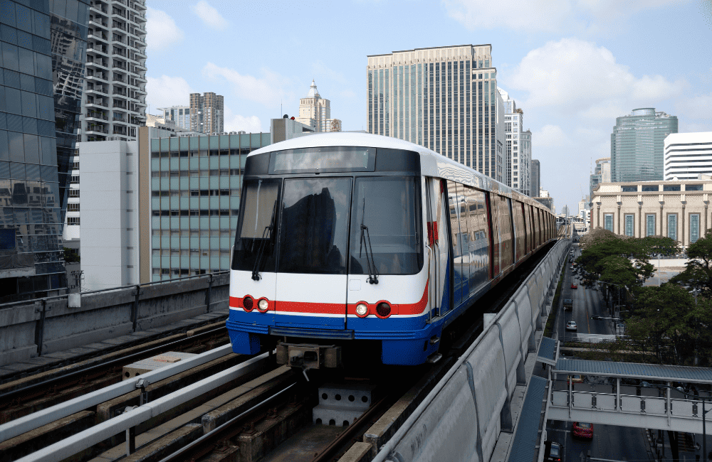 รถไฟฟ้าสายสีเหลือง มีสถานีอะไรบ้าง ค่าโดยสารเท่าไหร่ บทความนี้มีคำตอบ
