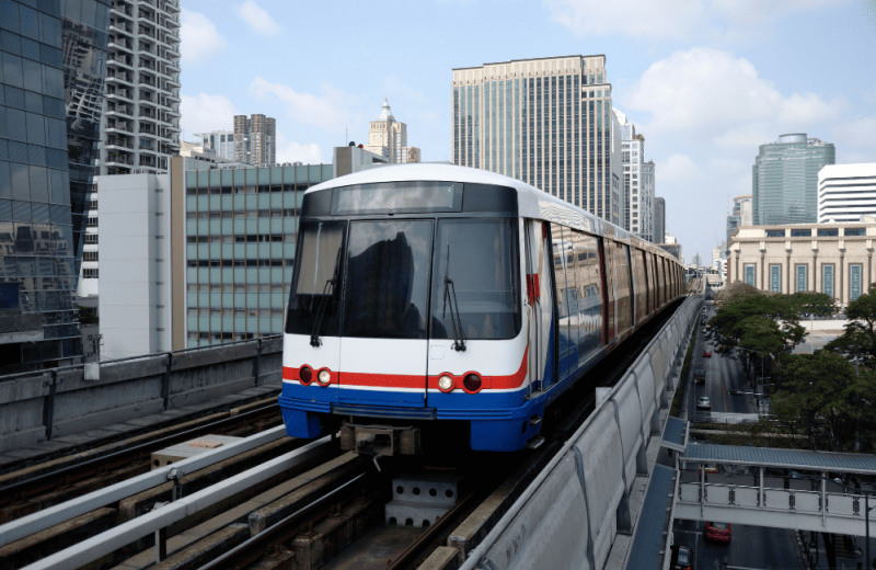 รถไฟฟ้าสายสีเหลือง มีสถานีอะไรบ้าง ค่าโดยสารเท่าไหร่ บทความนี้มีคำตอบ