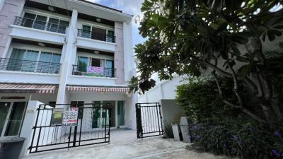 For SaleTownhouseLadkrabang, Suwannaphum Airport : 3 storey townhome for sale, Baan Klang Muang On Nut - Ring Road, 30 square meters, behind the edge, 3 bedrooms, 3 bathrooms, the best price in this project.