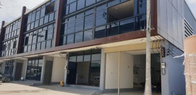 For SaleOfficeSamut Prakan,Samrong : Office for sale, office with two warehouses, pairs with tenants on an area of up to 200 sq m. Very good value.