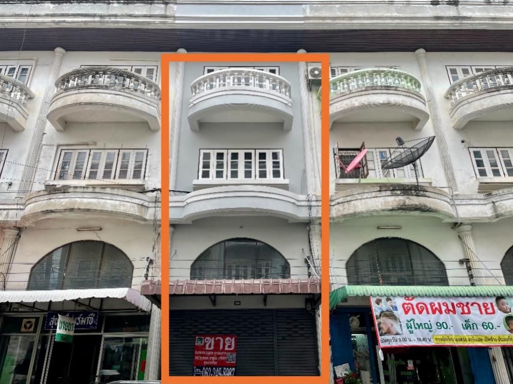 For SaleShophousePinklao, Charansanitwong : Best price *** 3.5 storey commercial building, renovated, ready to move in, good location, next to Borommaratchachonnani Road