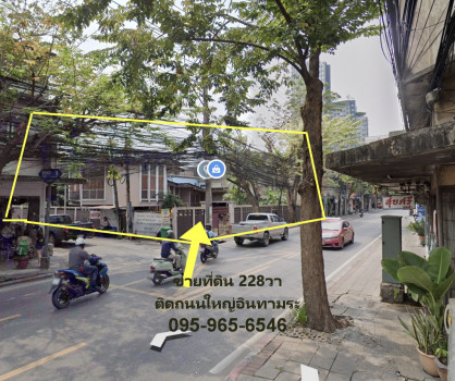 For SaleLandRatchathewi,Phayathai : Land for sale, Inthamara, half rai, next to the main road, corner plot, selling cheaper than the market appraised value.