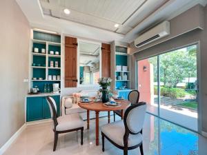 For SaleTownhouseCha-am Phetchaburi : Quick sale, Townhome Cha-Am - Hua Hin, corner room, width 2 floors, play level, 3 bedrooms, 43.6 sq m, 2 car parks, well decorated, cheap price only 13.79 million.