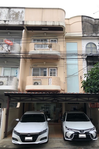 For SaleTownhouseYothinpattana,CDC : BH_01239 Townhome for sale, Sena Village 84 Mansion, Soi Ladprao 84, Townhouse House 84 Soi Praditmanutham 5 Townhome Soi Ladprao 84 # along Ramintra Express