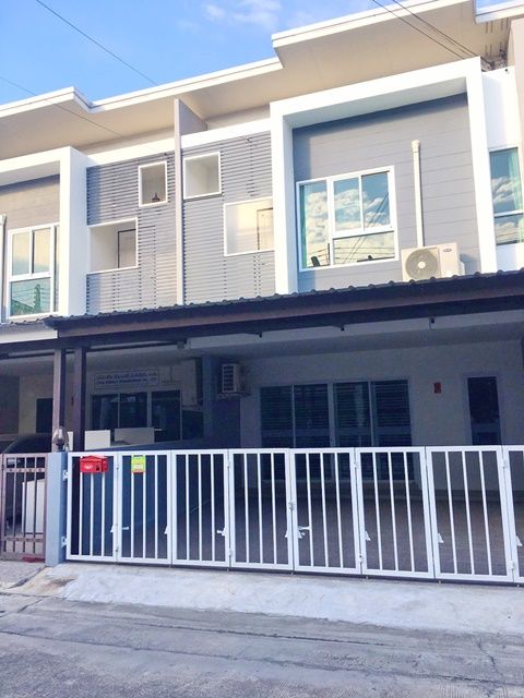 For RentTownhouseSriracha Laem Chabang Ban Bueng : For rent 2Stories 3Bed 3Bath Office 3air 1Parking 22sqw. 180sqm.Burapa University Townhouse Nongmon