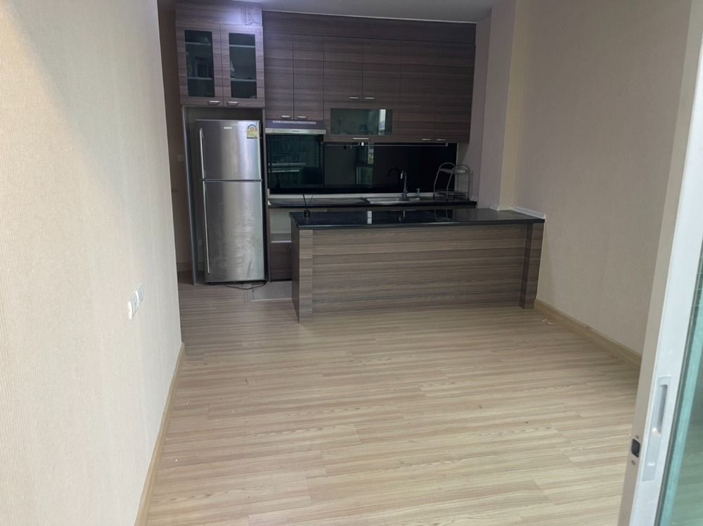 For SaleCondoChaengwatana, Muangthong : Condo for sale, The Kitt Chaengwattana, condo next to BTS (near the station), bought and left, never rented. ** Selling very cheap price. Because the money will be used to do other things**