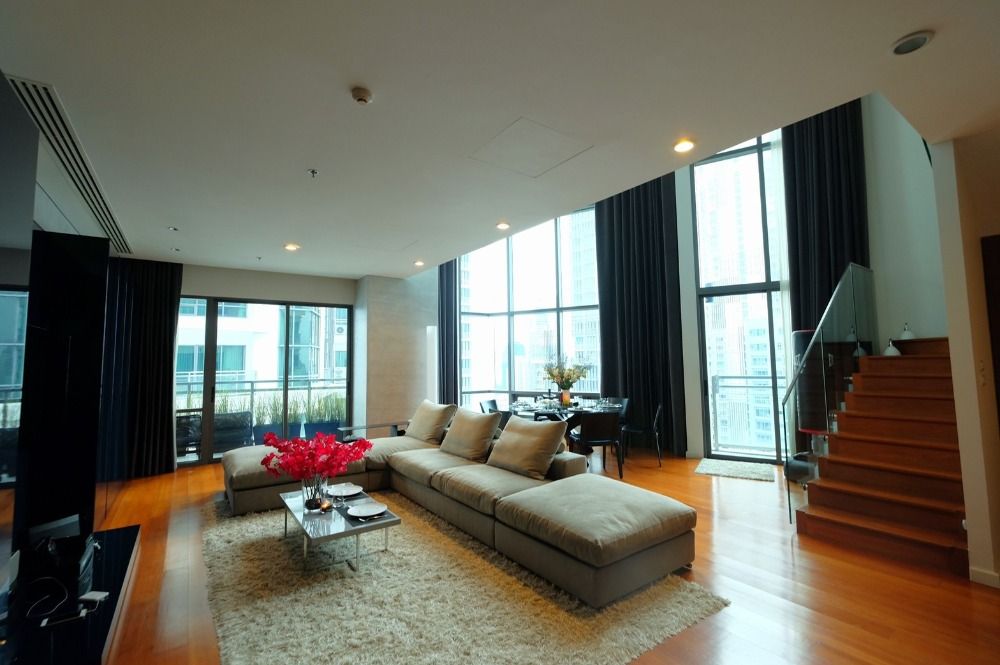 ขายคอนโดสุขุมวิท อโศก ทองหล่อ : Bright Sukhumvit 24 - Rare 3 Bedroom Duplex / High Floor With Open Views