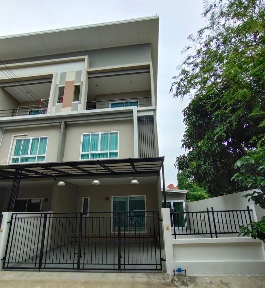 For SaleTownhouseNonthaburi, Bang Yai, Bangbuathong : Selling cheap, townhome, Vision Smart Life Village, 3 floors, behind the corner, complete