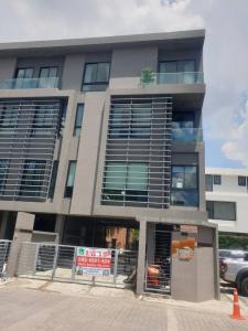 For RentHome OfficeYothinpattana,CDC : For rent, Arco Home Office, 4 floors, next to Chic Republic, along the expressway, Ekkamai-Ramintra, Soi Yothin Phatthana 11