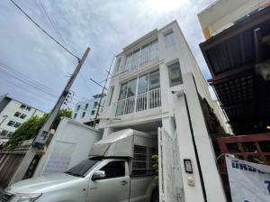For SaleShophouseRama9, Petchburi, RCA : Commercial building, University of the Chamber of Commerce 🔥 Suitable for opening a business Access to both Din Daeng and Vibhavadi (FOR SALE) T516