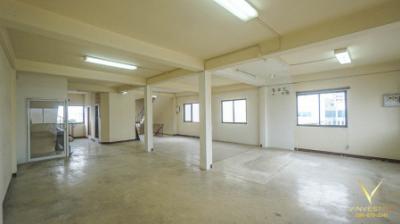 For RentShophousePattanakan, Srinakarin : For rent very cheap!! 2 shophouses (not including the first floor), great location, next to On Nut Road. Almost to On Nut 33, suitable for a company, office, special school.