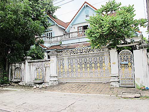 ขายบ้านสมุทรปราการ สำโรง : ขายบ้านเดี่ยวติดสถานี BTS ศรีแบริ่ง (สายสีเหลือง ลาดพร้าว สำโรง) ม.ลดาวัลย์ ถ.ศรีนครินทร์ บ้าน 2 ชั้น 4 นอน 5 น้ำ 1 ห้องแม่บ้าน จอดรถในรั้วบ้าน 4 คัน จอดนอกบ้านไม่อั้น 119 ตรว CCTV ทั่วหมู่บ้าน รปภ 24 ชม สมุทรปราการ