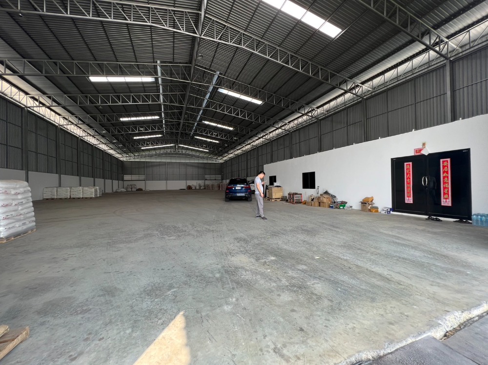 For RentWarehouseSamut Prakan,Samrong : #Warehouse for rent with Rattanachok office, Bang Phli, Samut Prakan, area 2000 square meters: 2 storey office, 1 bathroom, 4 rongs, price 100 baht / square meter :Can do many things such as product production, distribution, showroom