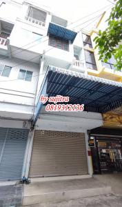 For RentShophouseKasetsart, Ratchayothin : For rent, a 4-storey commercial building, very good location, on the road, with parking at Sena Nikhom / Wang Hin