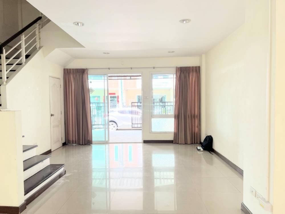 For RentTownhousePattanakan, Srinakarin : Urgent 0634798245 for rent Grand De Ville, at the entrance of Soi Supapong 1, away from Srinakarin Road, Seacon Square and Paradise