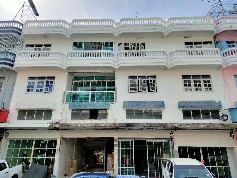 For RentShophouseEakachai, Bang Bon : Rent a commercial building suitable for living and open an office in Wutthakat area 透天厝出租 为了住 或者开办公室会合适 一个月价格 9,500 泰铢。