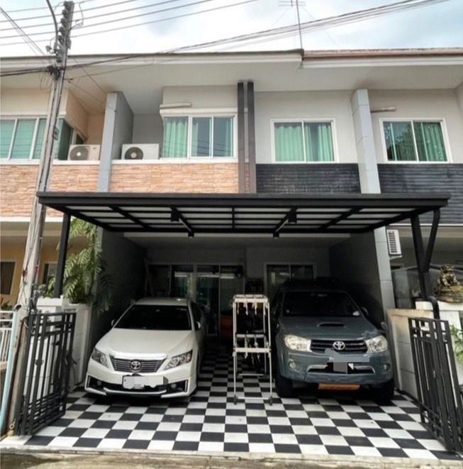 For SaleTownhousePathum Thani,Rangsit, Thammasat : 2-storey townhome, very spacious area!! The Living Village Rangsit-Tiwanon Pathum Thani city Convenient transportation near the entrance to the Bang Phun Expressway!!!