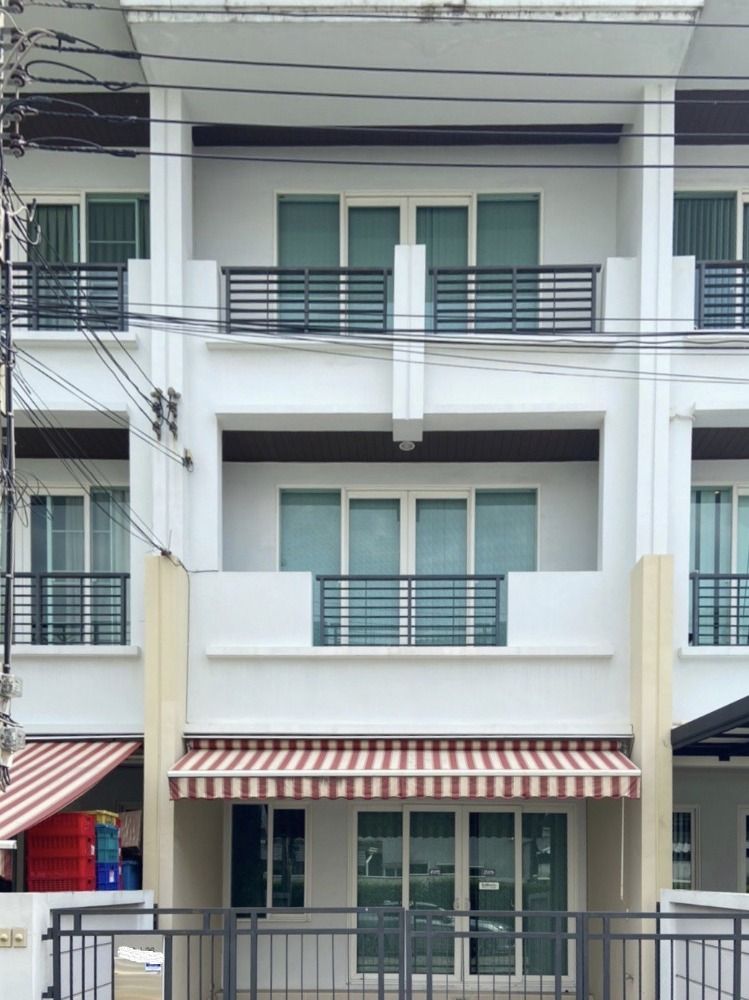 For SaleTownhouseYothinpattana,CDC : Urgent sale!!! Beautiful house ready to move in, Baan Klang Muang Essence Townhouse project, 3 floors, 3 bedrooms, 3 bathrooms.