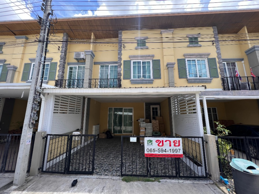For SaleTownhouseOnnut, Udomsuk : Sale! Townhouse near lake, 22.1 sq m. Golden Town On Nut - Phatthanakan, Soi On Nut 65, good condition, ready to move in, 4 bedrooms, 3 bathrooms, decorated in Italian style.