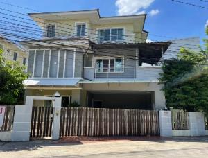 For RentHome OfficeKasetsart, Ratchayothin : For Rent 3-storey detached house for rent, Senanikom 1, Soi 11, Phahon Yothin, opposite Major Ratchayothin, good location, 5 air conditioners, partially furnished, can park 2-3 cars, can be used as a home office or a home office, can register a company.