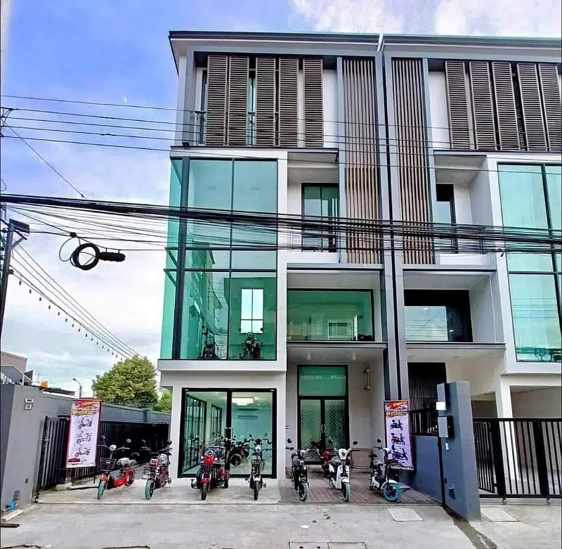 For SaleHome OfficeChokchai 4, Ladprao 71, Ladprao 48, : H1060-Home office for sale, 4 floors, The Front Ladprao-Ratchada, in the heart of the city, good location. Easy access, on the main road