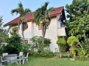 For RentHouseRayong : Ban Chang Home Village for rent, size 4 bedrooms, 3 bathrooms, large area 138 sq m., shady atmosphere. Beautiful garden in front of the house, beautifully decorated and ready. Only 600 meters from Phayun Beach, near U-Tapao Airport and Map Ta Phut Industr