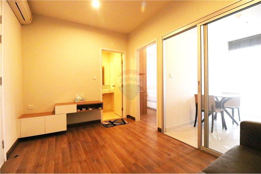 For SaleCondoRattanathibet, Sanambinna : Condo for sale, Centric Tiwanon Station (Centric Tiwanon Station), next to MRT Tiwanon Intersection, fully furnished condo, ready to move in, answering all needs in one area, only 100 meters from MRT Tiwanon Intersection Station, complete with Facilities