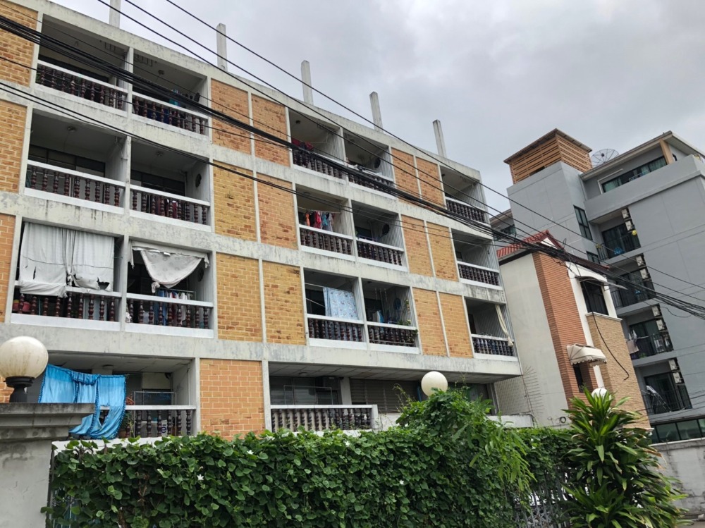 For SaleBusinesses for saleRatchadapisek, Huaikwang, Suttisan : Apartment for sale in a prime location near Huai Khwang intersection. Ratchadaphisek Soi 14 150 meters from Ratchada Road, price 170 million baht.