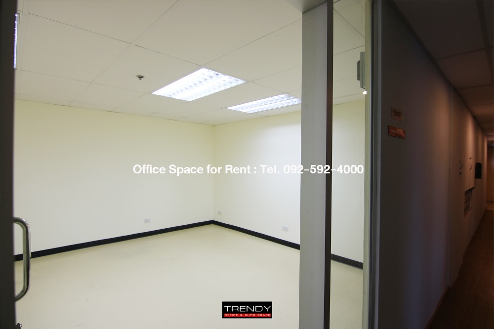 For RentOfficeNana, North Nana,Sukhumvit13, Soi Nana : (TD-2102B) The Trendy Office for rent, size 22 sq.m., 21st floor, Sukhumvit 13, near BTS Nana.