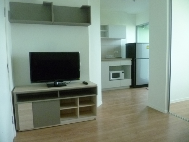 For SaleCondoPattaya, Bangsaen, Chonburi : Condo for rent, Lumpini Ville Naklua-Wong Amat, Building A, almost 27 sqm. Pool view. There is a washing machine in the north room, not exposed to the sun, 10th floor.