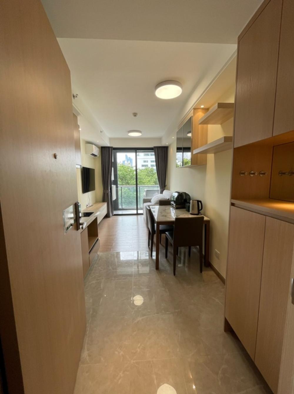 ขายคอนโดสาทร นราธิวาส : Sathorn Condo for sale! 2 bedroom 1 living room. Good location. Selling by owner!!