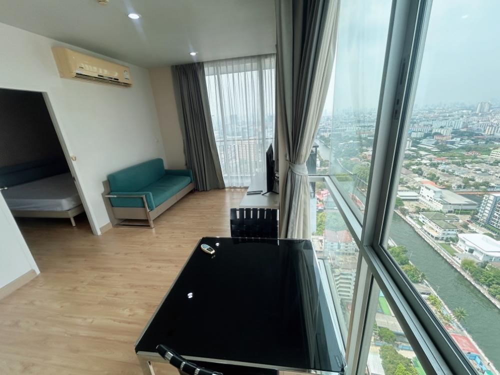For RentCondoRamkhamhaeng, Hua Mak : For rent Chewathai Ramkhamhaeng Beautiful room, ready to move in. Complete electrical appliances There is a washing machine.