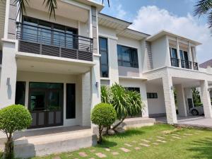 For RentHouseLadkrabang, Suwannaphum Airport : For Rent- House for rent, 2 floors, 5 bedrooms, 5 bathrooms, 1 maid's room with ensuite bathroom. Near Suvarnabhumi Airport, only 5 km.
