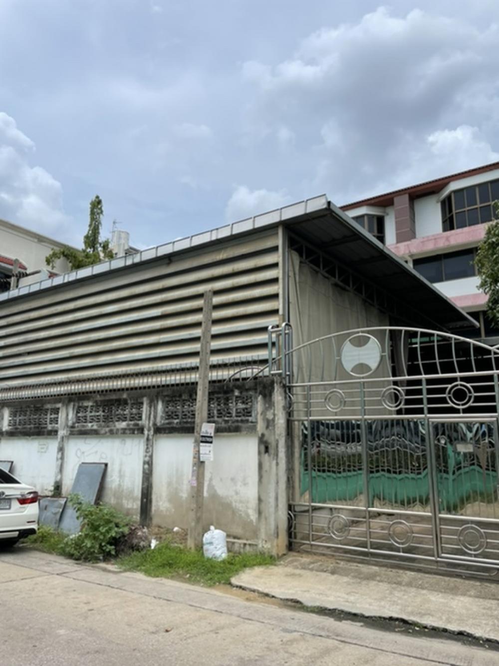 ให้เช่าโรงงานบางแค เพชรเกษม : ขายหรือให้เช่าโกดังโรงงานฉีดพลาสติก3,000 ตรม มีใบอนุญาติรง4พร้อมเพ้นท์เฮ้าส์3 นอน3 น้ำ บางแค กรุงเทพจอดรถ4 คัน รถเทเล่อเข้าได้ ราคาค่าเช่า 250,000/เดือน ขาย45 ล้าน สนใจโทรสอบถามเพิ่มเติมคุณติ๊ก080-1896535ไลน์ 081-732 9399