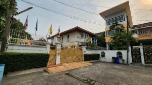 For SaleHouseRatchadapisek, Huaikwang, Suttisan : House for sale in the heart of Ratchada, near the train station, very good price