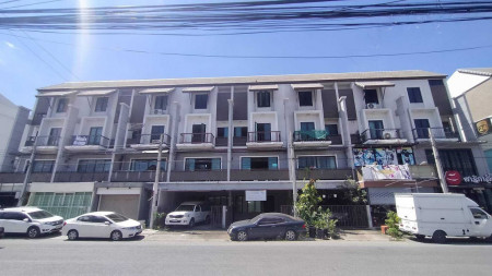 For SaleTownhouseKaset Nawamin,Ladplakao : Townhome for sale in Lat Phrao District. Areeya Mandarina Kaset-Nawamin 4 Floor 20 sq.wa. Prasert-Manukit Road near Central Eastville