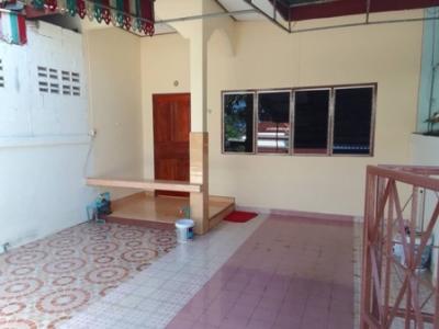 For RentTownhouseNakhon Si Thammarat : Townhome for rent, Soi Thaweesit, next to Sampeng, Mueang Nakhon Si Thammarat, 120sq m. 2 bed, 1 bath, 1 parking, located in the city