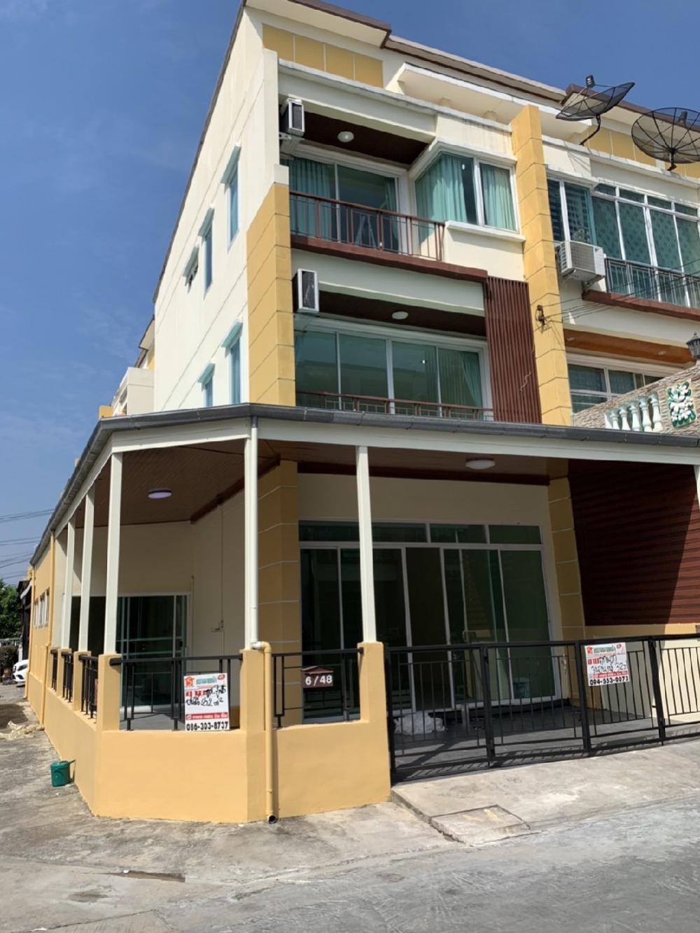 For SaleTownhouseLadprao101, Happy Land, The Mall Bang Kapi : Selling cheap, 3-storey townhome, behind the corner + main, Ladprao 101 location. near the yellow line Renovate is ready.