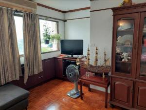 For SaleCondoOnnut, Udomsuk : For sale 2 bedroom 104 sqm: Baan Onnut Condominium Sukhumvit 77 , BTS Onnut. Spacious unit, only 3.99 mb! Good location and condition. Best for staying with family (owner)