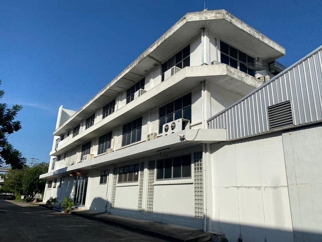 For RentWarehouseSamut Prakan,Samrong : For Rent: 3 warehouses with an office building for rent, land area 24 rai, total usable area 13,410 square meters, parking space for over 200 cars / next to Theparak Road. Heading to Samrong The trailer can be entered and exited. Suitable for a variety of