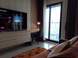 For RentCondoWitthayu, Chidlom, Langsuan, Ploenchit : NB125_P NOBLE PLOENCHIT **Fully decorated, you can just drag the bag in. Close to amenities ** Easy to travel near BTS