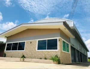 For RentWarehouseNakhon Pathom, Phutthamonthon, Salaya : For Rent Rent a warehouse / factory with office, area 1120 square meters, next to Petchkasem Road, Soi Songphon, ten-wheelers can enter and exit.