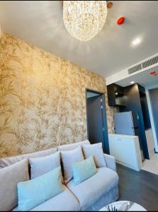 For RentCondoSukhumvit, Asoke, Thonglor : For rent Edge Sukhumvit 23 1 bedroom / 1 bathroom / floor 20 / 30 sqm, beautiful room, unblocked view, near BTS Asoke / MRT Sukhumvit / Terminal 21 25000 / month. If interested, contact Khun Chai 097-4655644 Emorn 092-6534420
