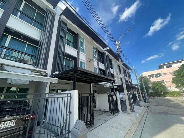 For RentTownhouseChokchai 4, Ladprao 71, Ladprao 48, : RT674 Townhome for rent and sale, 3 floors, size 18 sq.wa., 3 bedrooms, 3 bathrooms, Baan Klang Muang, Chokchai 4.
