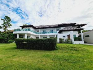 For RentHouseBangna, Bearing, Lasalle : house for rent at windmill golf course big house