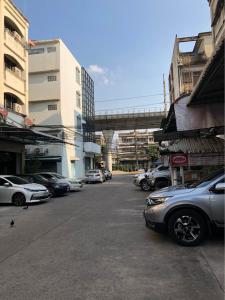 For RentShophousePinklao, Charansanitwong : # Commercial building for rent at Charansanitwong 83, 3 booths, 5 floors, near MRT Bang Phlat 50 meters: there is a parking lot in front of the building, can park 5 cars near Bang Phlat District Office