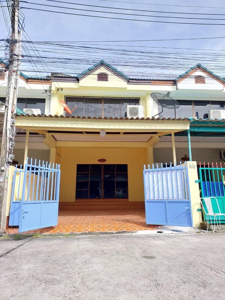 For SaleTownhousePattaya, Bangsaen, Chonburi : 🔥 Urgent sale 🔥: 2-storey townhouse, newly renovated, painted on a location in downtown Chonburi, Na Pa Subdistrict, Mueang District, Chonburi Province (opposite the Nawamin-Chon Buri Camp entrance)