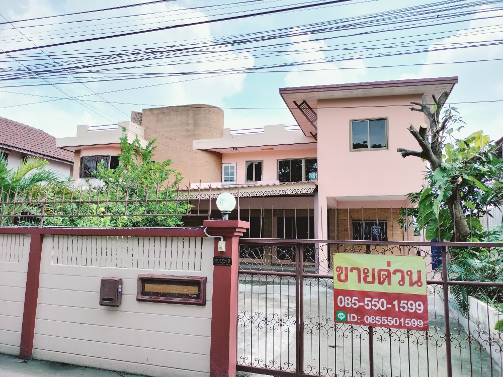 For SaleHouseLadkrabang, Suwannaphum Airport : 2-storey detached house for sale, roof deck, area 100 sq m., Rung Arun Village 2, ready to transfer Good atmosphere near Ladkrabang technology. Interested contact 085-550-1599