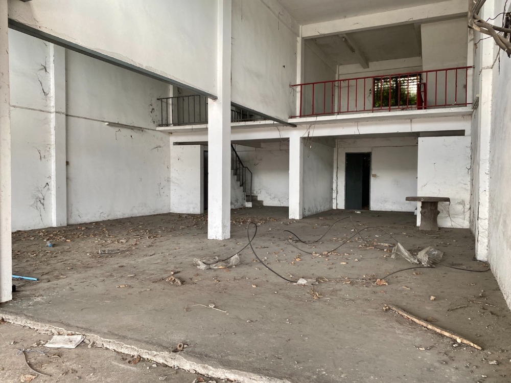 For SaleShophousePathum Thani,Rangsit, Thammasat : Cheap sale: 4-storey commercial building, 2 booths, commercial location, next to the main road, Lam Luk Ka, Khlong 6, near the Kanchanaphisek Ring Road and BTS Khu Khot.